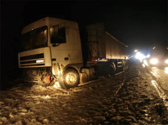 В жахливій аварії неподалік Тернополя загинула людина. Ще троє травмовані — фото 1