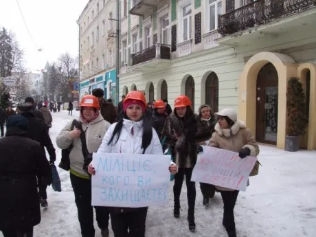 Тернопільські журналісти одягли каски і пішли на міліцію — фото 1