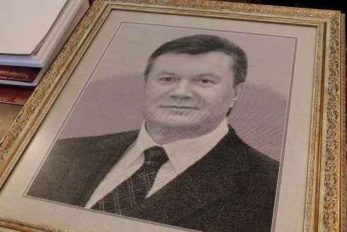 Діти Підволочищини вишили портрет Президента — фото 1