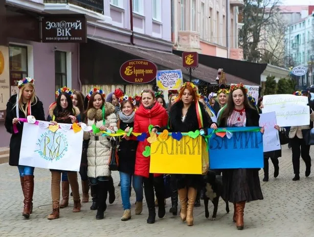 З плакатами та у віночках в Тернополі прогулялись жінки та дівчата (Фоторепортаж) — фото 1