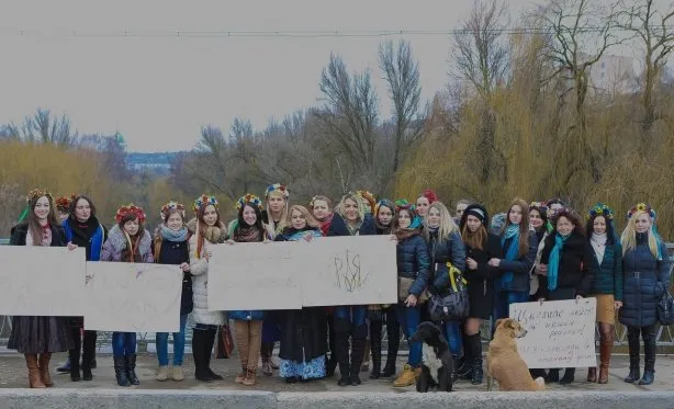 З плакатами та у віночках в Тернополі прогулялись жінки та дівчата (Фоторепортаж) — фото 2