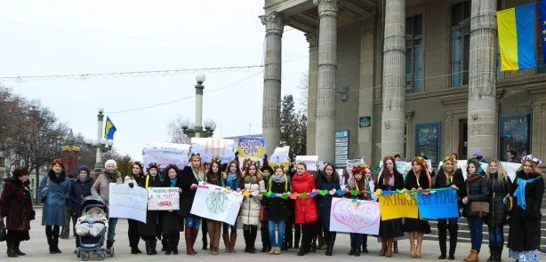 З плакатами та у віночках в Тернополі прогулялись жінки та дівчата (Фоторепортаж) — фото 3