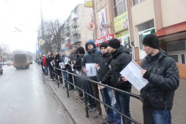 Студенти живим ланцюгом на більш ніж 3 кілометри розтягнули вірш Тараса Шевченка (Фоторепортаж) + (Відео) — фото 3