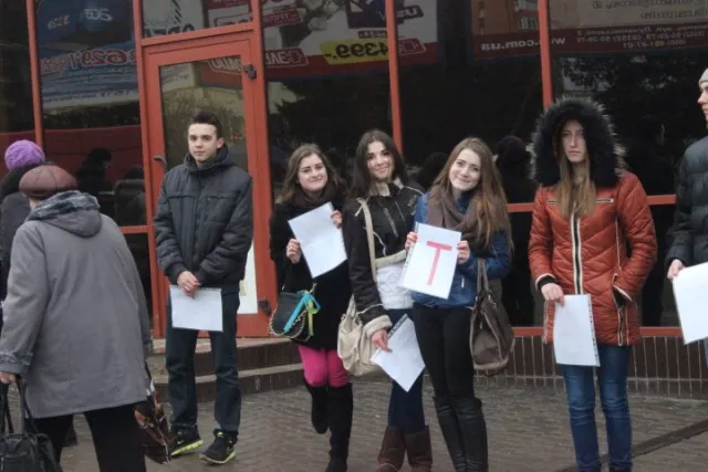 Студенти живим ланцюгом на більш ніж 3 кілометри розтягнули вірш Тараса Шевченка (Фоторепортаж) + (Відео) — фото 5