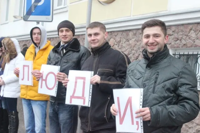 Студенти живим ланцюгом на більш ніж 3 кілометри розтягнули вірш Тараса Шевченка (Фоторепортаж) + (Відео) — фото 6
