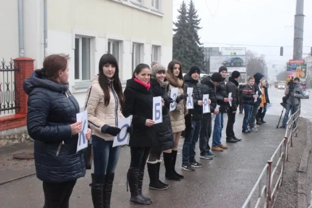Студенти живим ланцюгом на більш ніж 3 кілометри розтягнули вірш Тараса Шевченка (Фоторепортаж) + (Відео) — фото 7