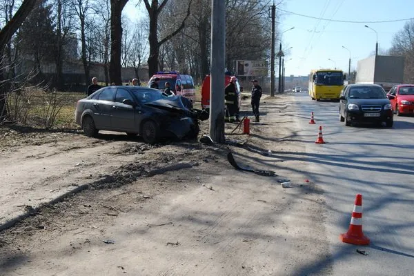 Тернопільський водій влетів у стовп (Фоторепортаж) — фото 2