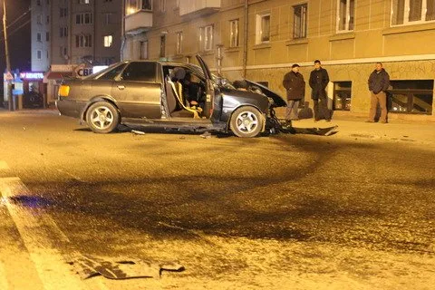 Лоб в лоб зіткнулися два автомобіля, «Ауді» та «Фольксваґен» (Фоторепортаж) + (Відео) — фото 3