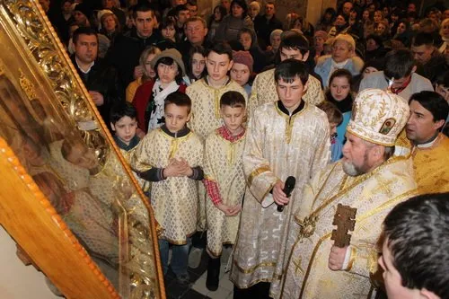 Тернополяни моляться за мир в Україні до чудотворної ікони (Фото) + (Відео) — фото 1