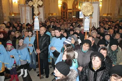 Тернополяни моляться за мир в Україні до чудотворної ікони (Фото) + (Відео) — фото 2