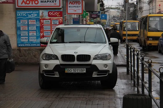 У Тернополі автомобілісти продовжують паркуватися на центральних майданах та тротурах (Фоторепортаж) — фото 1