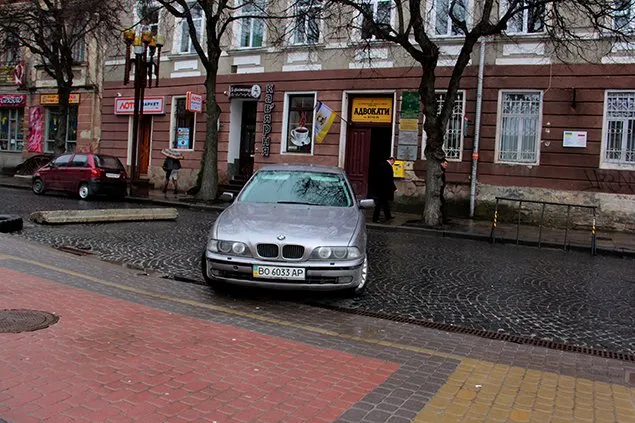 У Тернополі автомобілісти продовжують паркуватися на центральних майданах та тротурах (Фоторепортаж) — фото 2