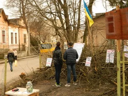 В Тернополі продовжують війну з міськрадою за дитячий майданчик (Фото) — фото 1