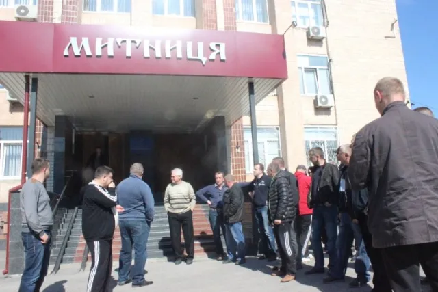 Кількадесят чоловіків прийшли пікетувати тернопільську митницю (Фоторепортаж) + (Відео) — фото 3