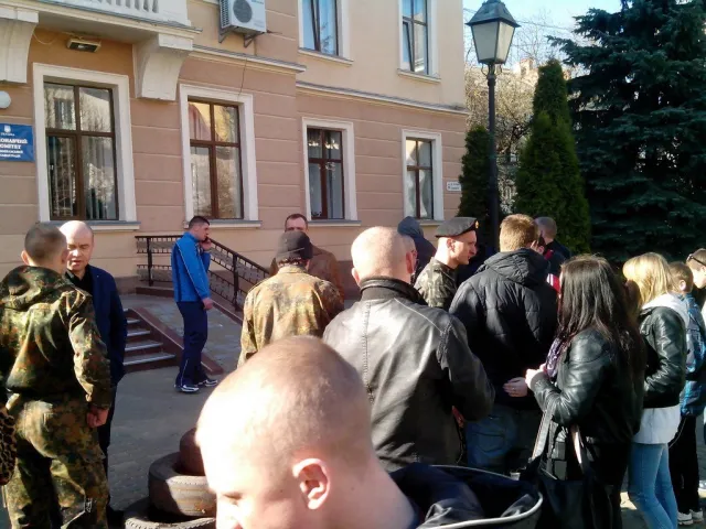 В суботу, 29 березня,  біля 15.00 дня до міської ради зігнали майже весь особовий склад міської міліції (Фоторепортаж) — фото 1