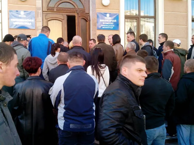 В суботу, 29 березня,  біля 15.00 дня до міської ради зігнали майже весь особовий склад міської міліції (Фоторепортаж) — фото 3