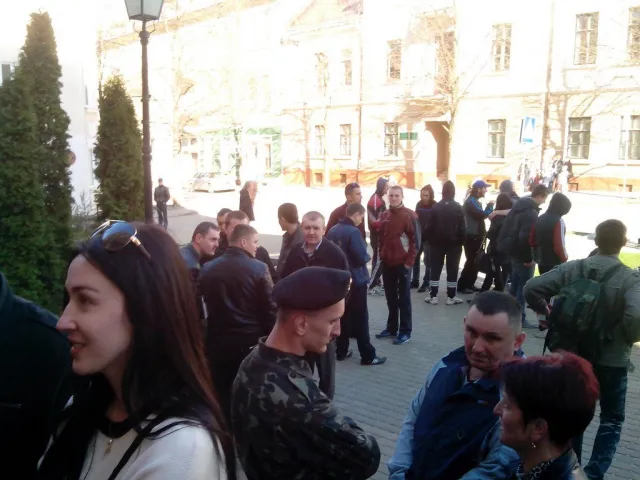В суботу, 29 березня,  біля 15.00 дня до міської ради зігнали майже весь особовий склад міської міліції (Фоторепортаж) — фото 4