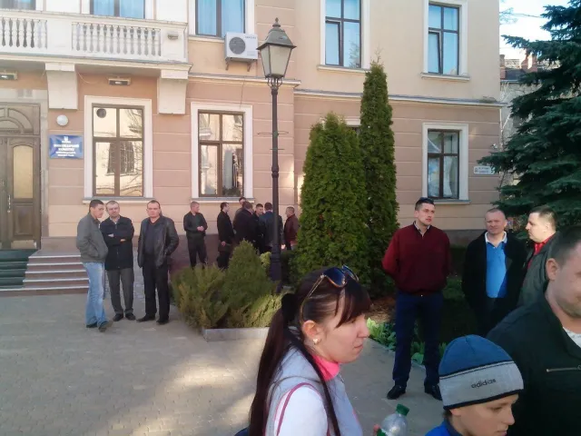 В суботу, 29 березня,  біля 15.00 дня до міської ради зігнали майже весь особовий склад міської міліції (Фоторепортаж) — фото 5