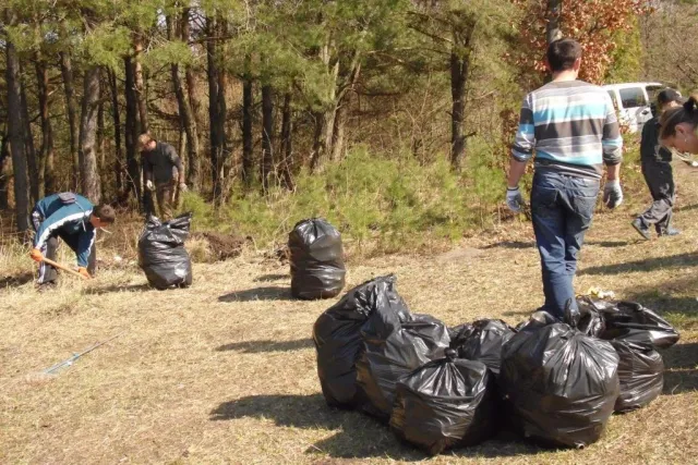 У Підволочиську молодь озброївшись рукавичками та мішками для сміття, розпочали тотальне прибирання (Фоторепортаж) — фото 1
