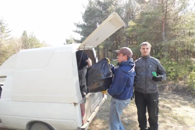 У Підволочиську молодь озброївшись рукавичками та мішками для сміття, розпочали тотальне прибирання (Фоторепортаж) — фото 3