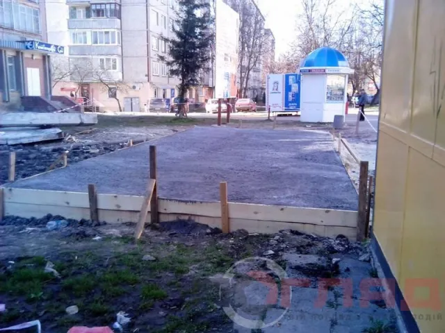 На місці розібраної зупинки, нарешті почалися будівельні роботи — фото 1