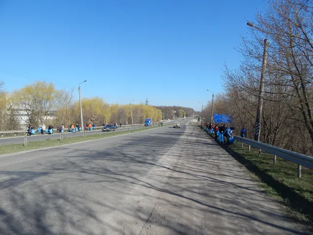 У Тернопільській області прибрали узбіччя доріг від побутового сміття (Фото) — фото 1