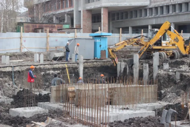 На місці колишнього ринку секонд-хенду “Півник” дуже швидко зводять нову будівлю (Фото) + (Відео) — фото 2