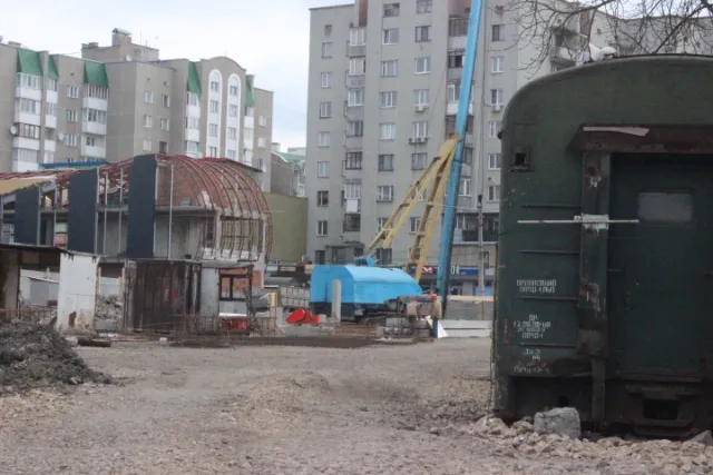 На місці колишнього ринку секонд-хенду “Півник” дуже швидко зводять нову будівлю (Фото) + (Відео) — фото 3