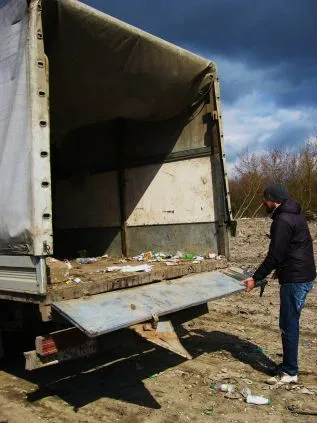 Біля Микулинецького кладовища утворилось велике сміттєзвалища (Фоторепортаж) — фото 3