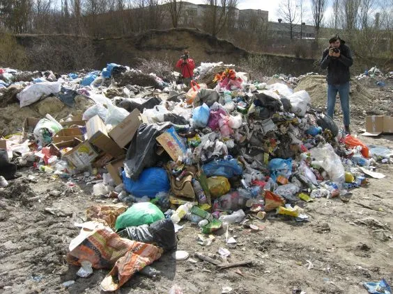 Біля Микулинецького кладовища утворилось велике сміттєзвалища (Фоторепортаж) — фото 4