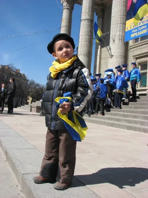 На Театральному майдані школярі провели флешмоб «Діти проти війни» (Фоторепортаж) + (Відео) — фото 1