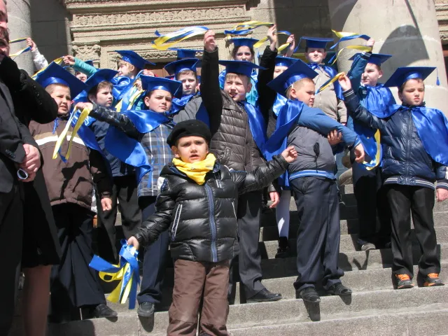 На Театральному майдані школярі провели флешмоб «Діти проти війни» (Фоторепортаж) + (Відео) — фото 7