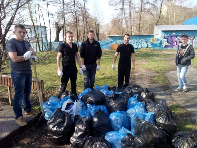 Тернополяни з власної ініціативи взялись прибирати біля пляжу «Циганка» (Фото) — фото 3