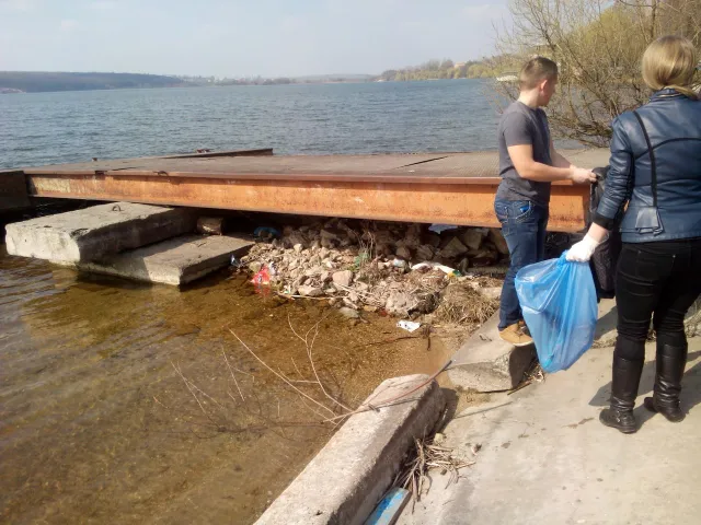 Тернополяни з власної ініціативи взялись прибирати біля пляжу «Циганка» (Фото) — фото 5