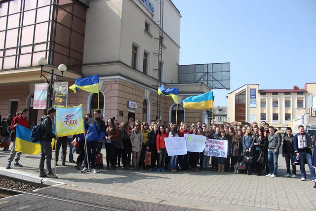 У Тернополі квітами та музикою зустріли студентку з Криму (Фоторепортаж) + (Відео) — фото 1