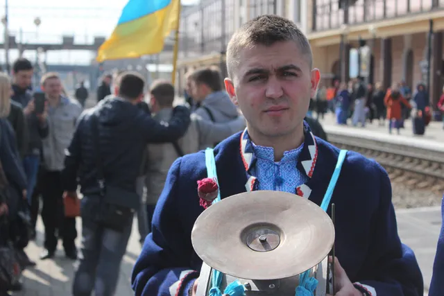 У Тернополі квітами та музикою зустріли студентку з Криму (Фоторепортаж) + (Відео) — фото 3