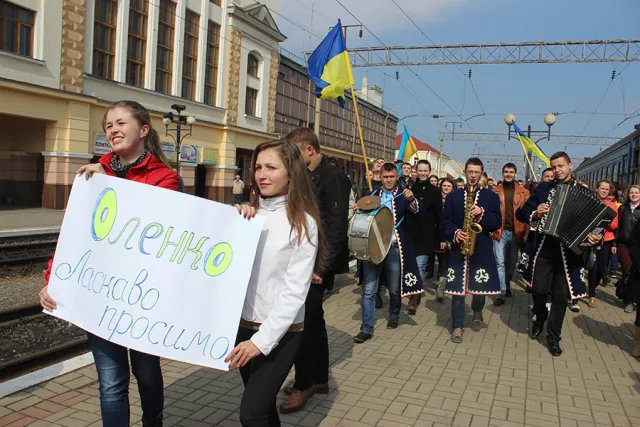 У Тернополі квітами та музикою зустріли студентку з Криму (Фоторепортаж) + (Відео) — фото 5