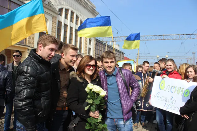 У Тернополі квітами та музикою зустріли студентку з Криму (Фоторепортаж) + (Відео) — фото 7