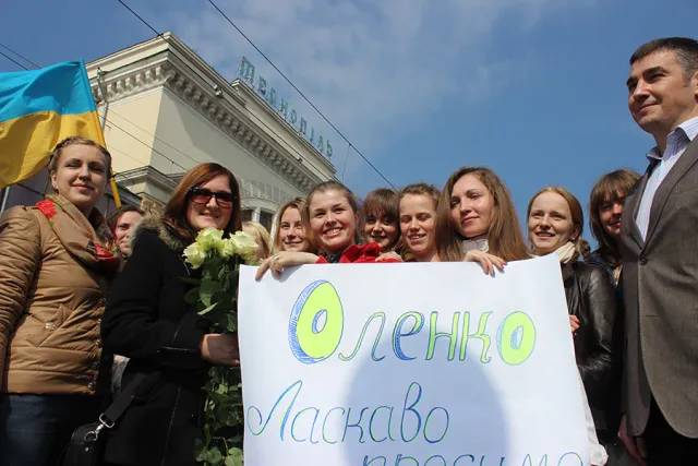 У Тернополі квітами та музикою зустріли студентку з Криму (Фоторепортаж) + (Відео) — фото 8