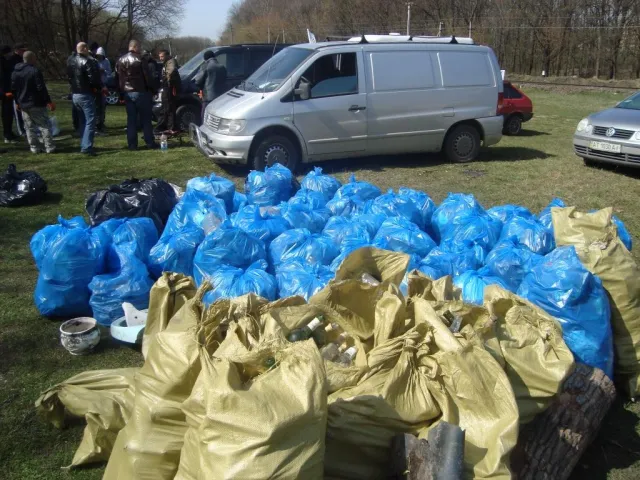 Активісти Тернопільського Автомайдану прибрали паркову зону поблизу ТРЦ «Подоляни» (Фоторепортаж) — фото 3
