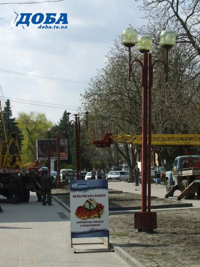 У сквері на вулиці Сагайдачного демонтували ліхтарі (Фото) — фото 1