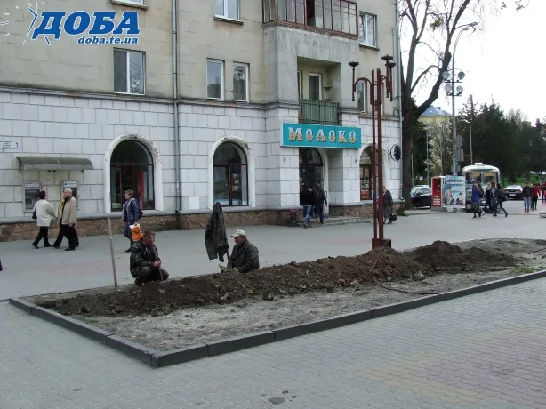 У сквері на вулиці Сагайдачного демонтували ліхтарі (Фото) — фото 2