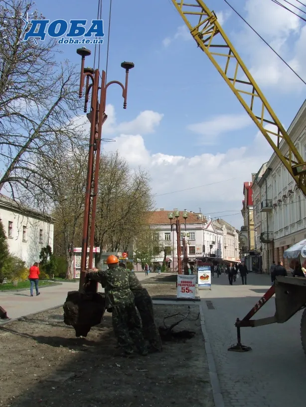 У сквері на вулиці Сагайдачного демонтували ліхтарі (Фото) — фото 3
