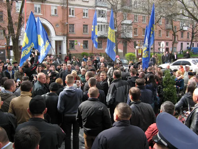 Представники ВО «Свобода» організували пікет біля управління міністерства внутрішніх справ в області (Фоторепортаж) — фото 1