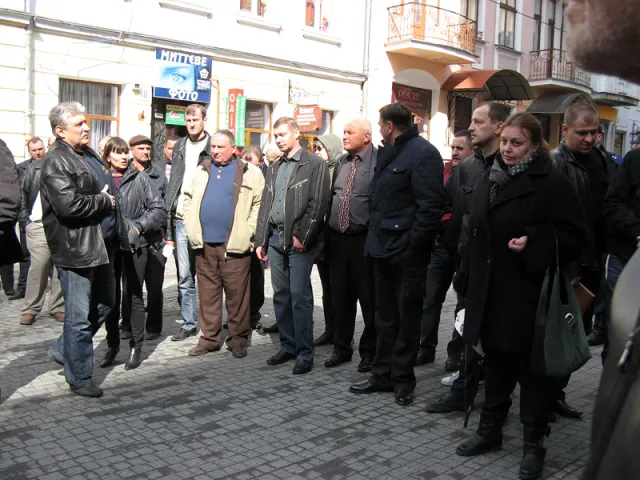 Представники ВО «Свобода» організували пікет біля управління міністерства внутрішніх справ в області (Фоторепортаж) — фото 2