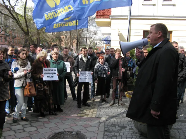Представники ВО «Свобода» організували пікет біля управління міністерства внутрішніх справ в області (Фоторепортаж) — фото 3