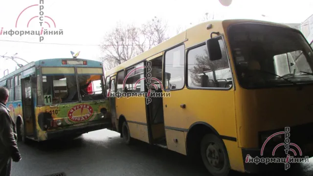 В Тернополі маршрутка підрізала тролейбус (Фото) — фото 1