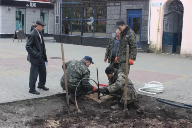 На вулиці Сагайдачного заливають бетонну основу для нових ліхтарів (Фото) + (Відео) — фото 1