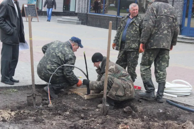 На вулиці Сагайдачного заливають бетонну основу для нових ліхтарів (Фото) + (Відео) — фото 2