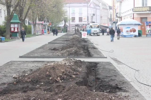 На вулиці Сагайдачного заливають бетонну основу для нових ліхтарів (Фото) + (Відео) — фото 4
